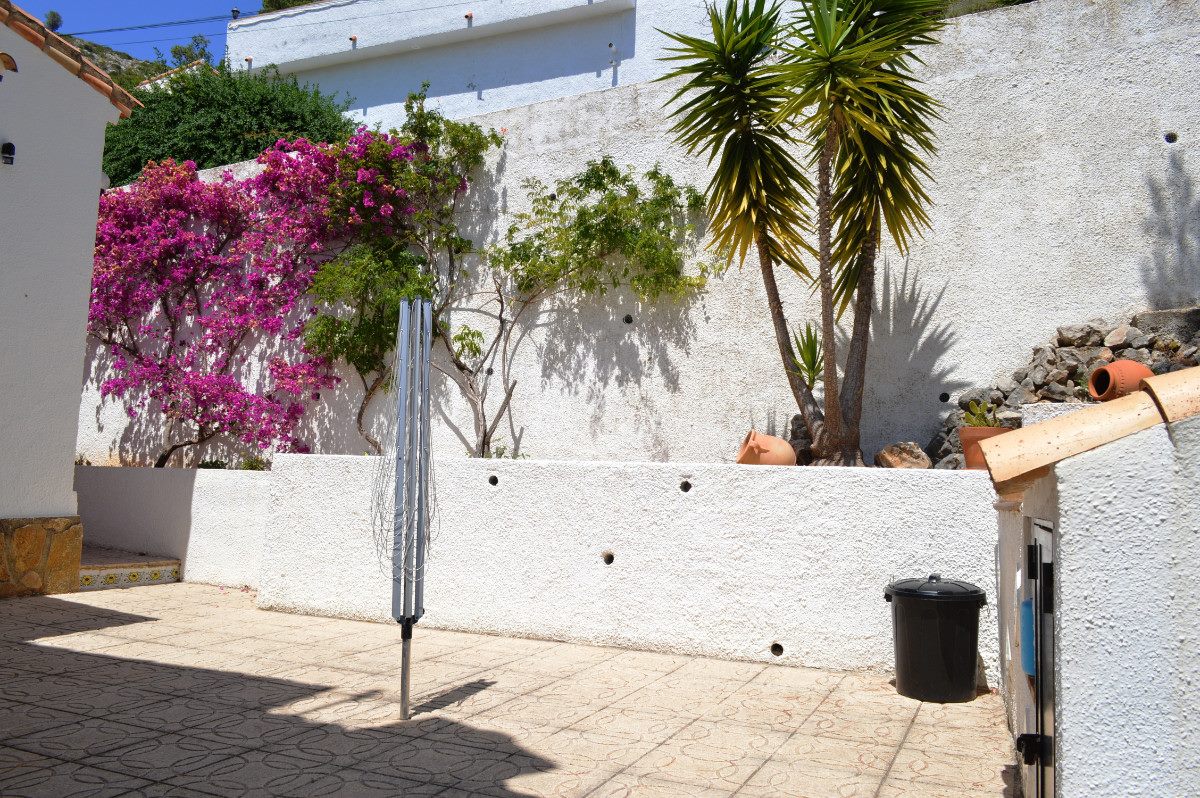 Terras met witte muur en planten