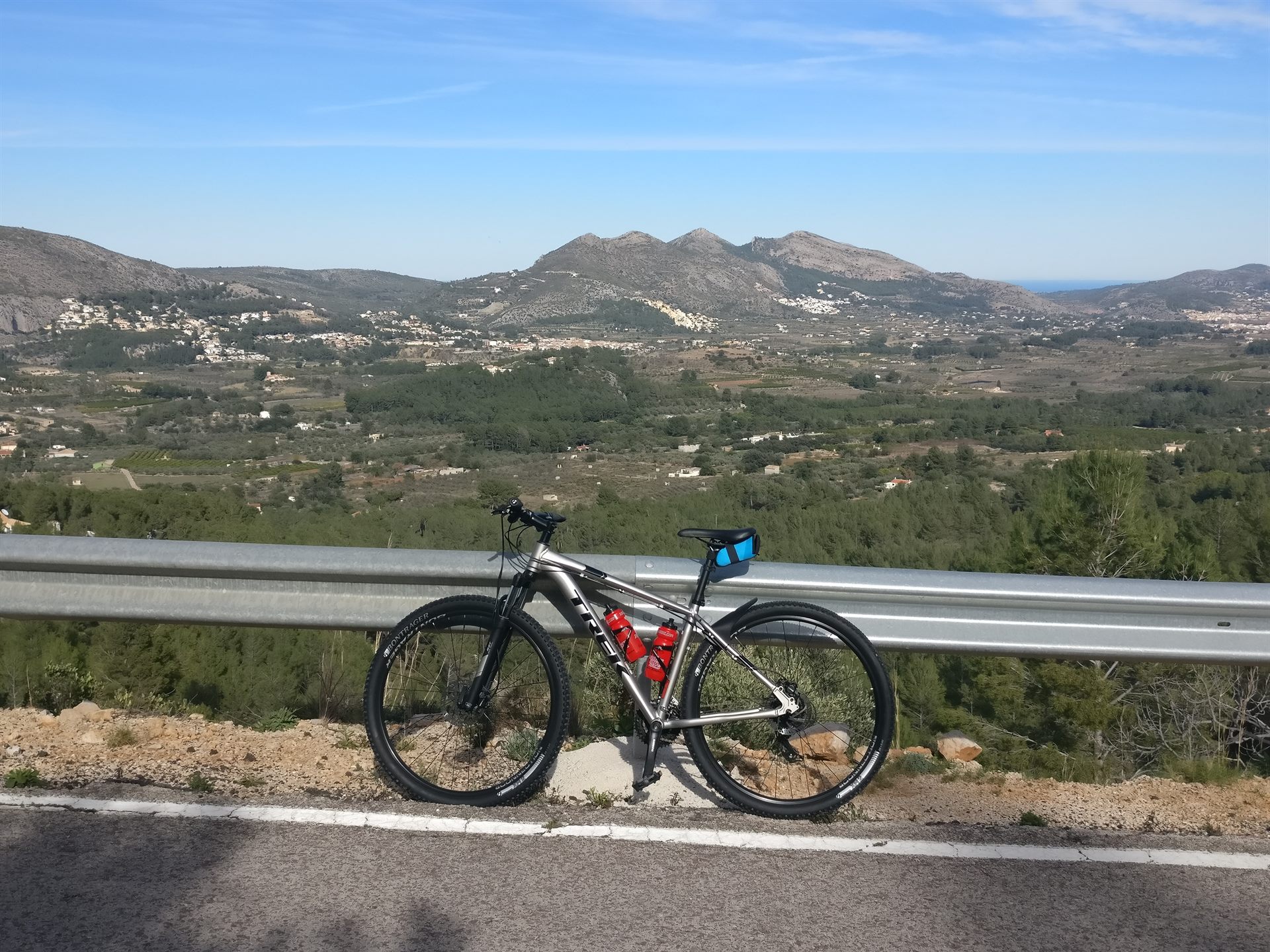Uitzicht op de bergachtige omgeving bij de Coll de Rates