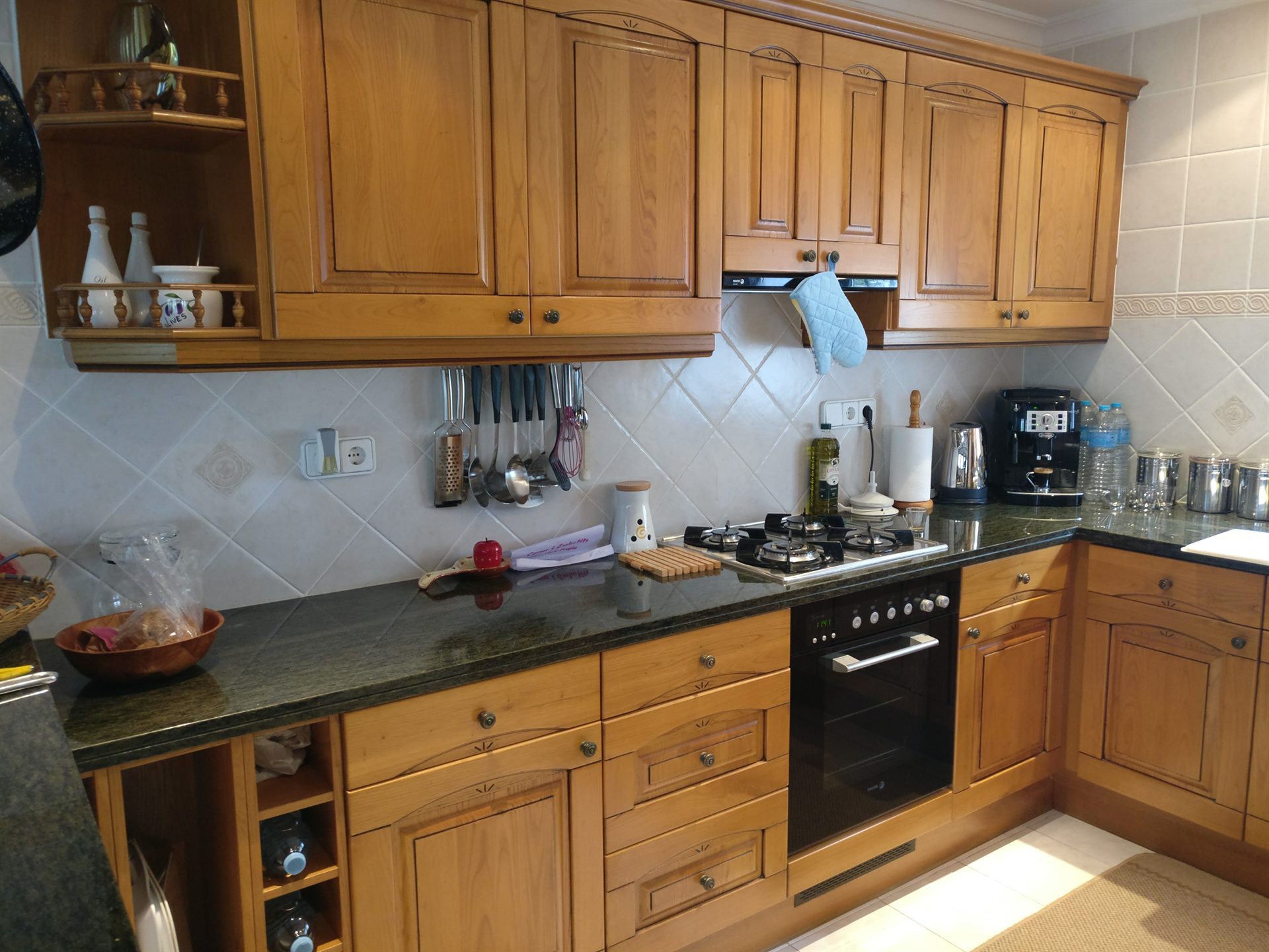 Keuken met houten kasten, bijgewerkt