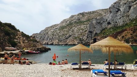 Strand met rotsachtige bergen bij Cala Granadella